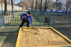 На детских площадках в Щербинке заменят песок